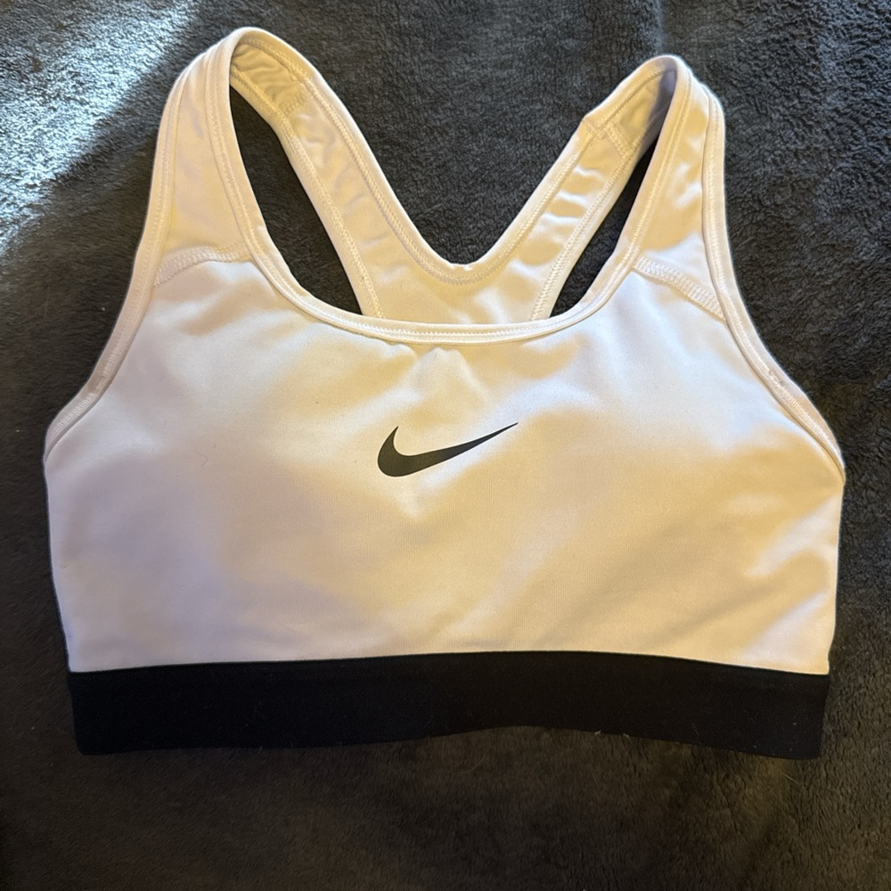 black & white nike sportsbra! 🖤🤍